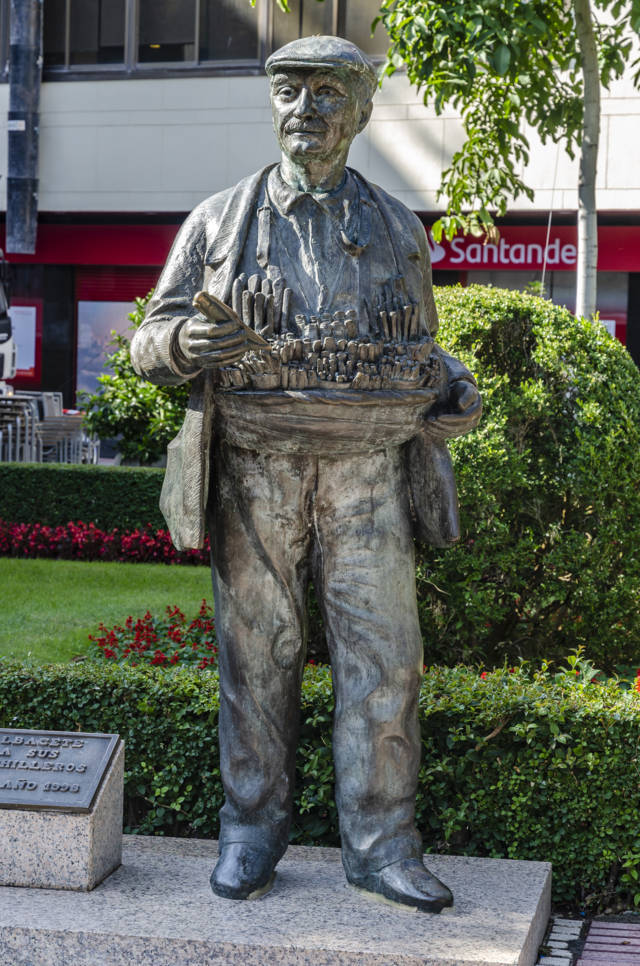 Albacete 12 - plaza del Altozano - monumento al Cuchillero.jpg